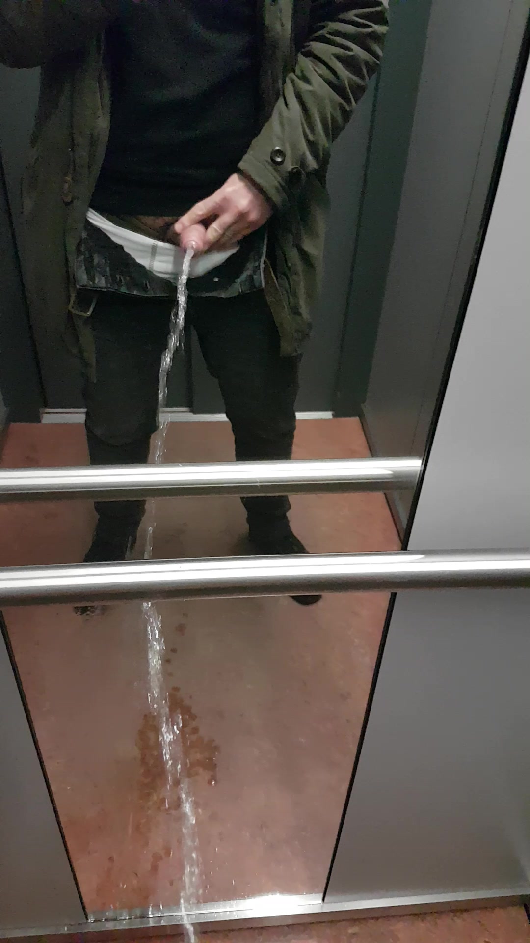 Peeing elevator
